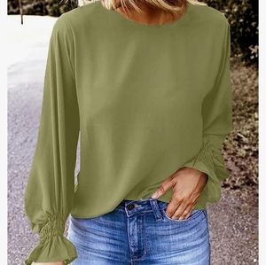 *Woman's size 2x dressy long sleeve blouse. Ruffled sleeves.